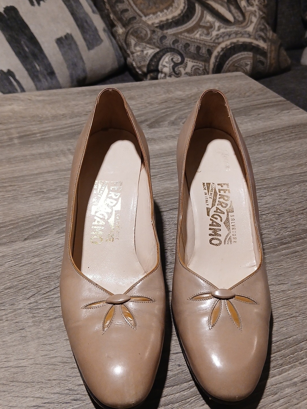 Vintage Salvatore Ferragamo Beige Leather Bow Kitten Heels Size 8